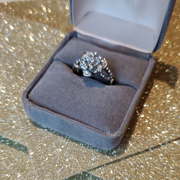 Jewelry - Elegant Silver Floral Ring